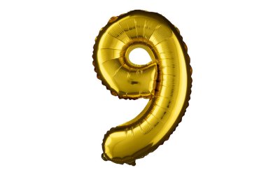 Dokuz numaralı helyum altın balonu. 9 numara beyaz üzerine izole edilmiş..