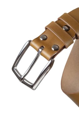 Metal tokalı deri kemerin beyaz arka planda izole edilmiş bir parçası..