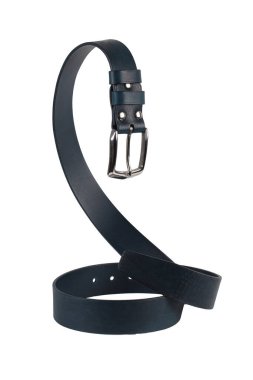 Metal tokalı mavi deri kemer güzel kıvrılmış ve beyaz bir arka planda izole edilmiş..