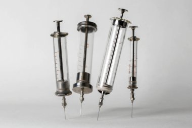 Enjeksiyonlar için tıbbi cam retro şırıngalar.