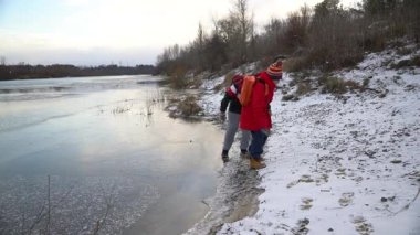 Çocuklar kış gölü boyunca buzda yürümeyi severler..
