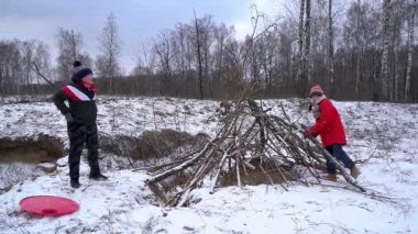 Çocuklar karda bir kale yaparak kışın tadını çıkarırlar..