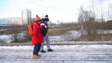 Karlı bir arazide kış yürüyüşünün tadını çıkar..