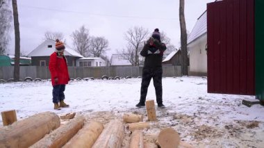 Çocuklar dışarıda odun kırıyor..