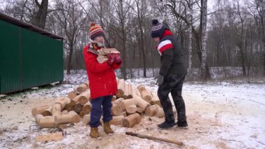 Çocuklar karda eğlenceli aktivitelerle meşgul olurlar.