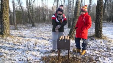 Çocuklar kışın dışarıda şiş yaparlar..