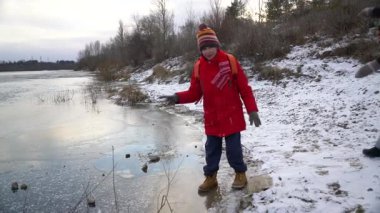 Çocuk kışın donmuş nehri keşfeder..