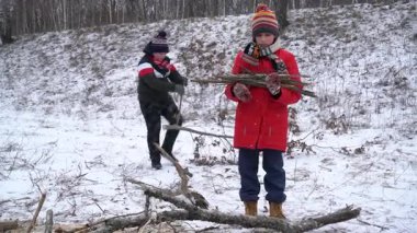 Çocuklar kış ateşi için dal topluyor..