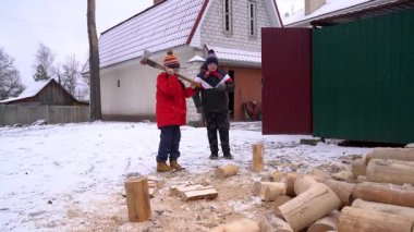 Çocuk öğrenirken odun kesme pratiği yapıyor..