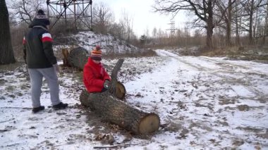 Çocuklar karda el işi yapıp oynuyorlar..