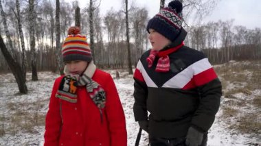 Sıcak giyimli çocuklar kışın tadını çıkarırlar..