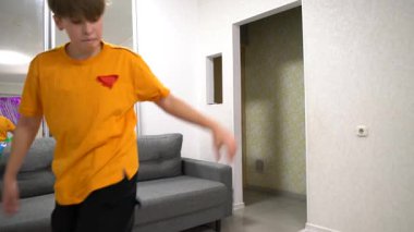 Parlak bluzlu bir dansçı, rahat bir apartman dairesinde dinamik hareketler yapar. Yeteneğini ve dikkatini gösterir. Atmosfer enerji dolu ve ilham verici..