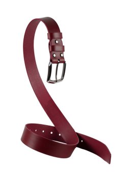 Metal tokalı kahverengi bir deri kemer güzel kıvrılmış ve beyaz bir arka planda izole edilmiştir..