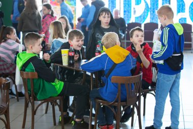25 Mayıs 2022. Beyaz Rusya, Gomel. Halka açık bir eğlence. Bir grup genç bir kafede oturmuş Coca Cola içip patlamış mısır yiyip sohbet ediyorlar..