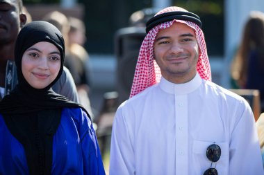 17 Eylül 2023. Beyaz Rusya. Gomel şehri. Farklı ırktan ve milletten gelenlerin bayramı. Siyah başörtüsü takan Arap bir adam..