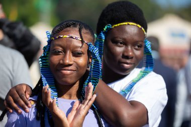 17 Eylül 2023. Beyaz Rusya. Gomel şehri. Etnik kültürlerin, farklı milletlerin bayramı. Geleneksel başlıklı Afrikalı kızlar yakın plan.