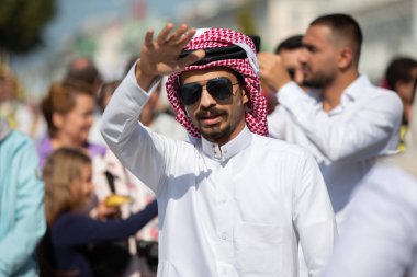 17 Eylül 2023. Beyaz Rusya. Gomel şehri. Farklı uluslardan ve insanlardan oluşan bir etnik kültür bayramı. Şehir sokaklarında geleneksel kıyafetler giymiş bir Arap..