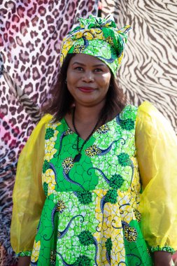 17 Eylül 2023. Beyaz Rusya. Gomel şehri. Farklı ırkların ve ulusların etnik kültürlerinin bayramı. Geleneksel ulusal giysiler içindeki Afrikalı kadın..