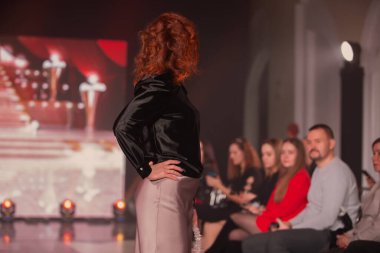 Şubat 01, 2024. Beyaz Rusya. G. Gomil. Moda toplumunun kültür merkezi. Halka açık bir defilede. Yaşlı bir kadın model podyumda giysilerini gösteriyor..