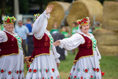 29 Temmuz 2023. Beyaz Rusya. Gomel şehri. Ulusal kültürlerin kutlaması. Ulusal kostümlü bir grup Belaruslu kadın..