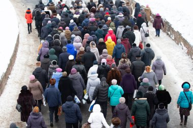 19 Ocak 2017. Beyaz Rusya. G. Gomil. Şehir sokakları. Arkadan ve yukarıdan alınmış sıcak elbiseli, tanınmayan insanlardan oluşan bir kalabalık. Geçit töreni ya da geçit töreni..