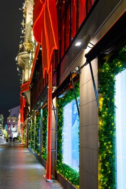 Moskova, Rusya - 17 Ocak 2022: Sokakların Noel süslemesi. Şehirde çok güzel festival manzaraları var. Kar fırtınası..