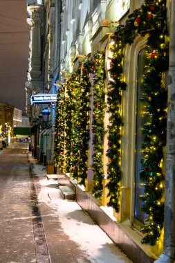 Moskova, Rusya - 17 Ocak 2022: Sokakların Noel süslemesi. Şehirde çok güzel festival manzaraları var. Kar fırtınası..