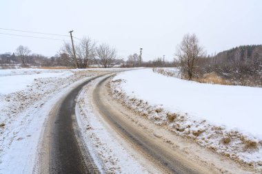 Dağlık bir ormanda karlı kış yolu. Güzel kış manzarası.
