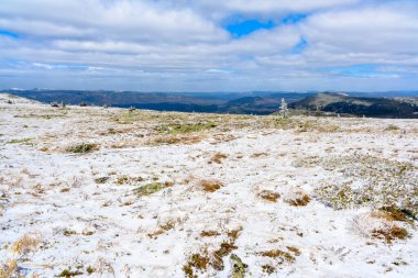 Baharda eşsiz bir manzarası, bitkisi ve çeşitliliği olan Güney Ural Dağları.