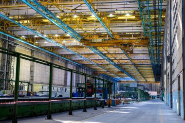 Bir uçak fabrikasında uçak üretimi. Havacılık endüstrisindeki makine araçları.