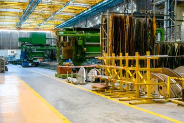 Bir uçak fabrikasında uçak üretimi. Havacılık endüstrisindeki makine araçları.