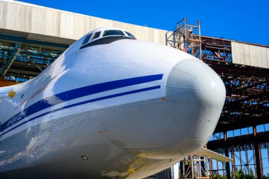 Bir uçak fabrikasındaki en büyük nakliye uçağı AN-124 'ün üretimi ve onarımı. Havacılık endüstrisi.