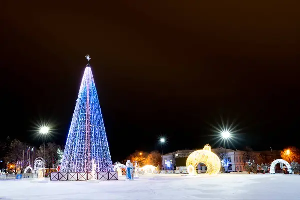 Ulyanovsk, Rusya - 14 Şubat 2022: Bir Noel ağacı, bir Noel balosu, Noel Baba ve bir Kar Kızı şehrin merkezi meydanında.