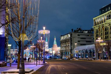 Moskova, Rusya - 17 Ocak 2022: Sokakların Noel süslemesi. Şehirde çok güzel festival manzaraları var. Kar fırtınası..