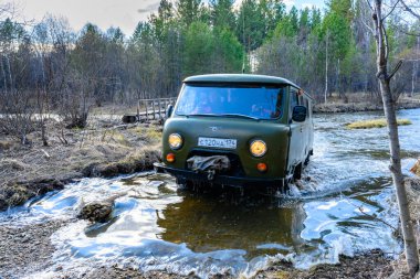 Beloretsk, Rusya - 6 Mayıs 2022: Baharda eşsiz bir manzara, bitki örtüsü ve çeşitliliğe sahip Güney Ural spor aracı.