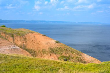 Volga Nehri 'nin en geniş yeri. Bulutlu bir yaz gününde güzel bir manzara.