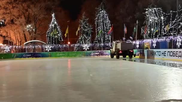 2022年1月6日 俄罗斯乌里扬诺夫斯克 一台加冰机在圣诞装饰和闪烁的花环的背景下 在溜冰场上巡游 — 图库视频影像