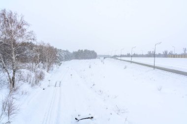 Karlı kış yolu. Avrupa ormanlarının soğuk manzarası. Finlandiya otoyolu gezisi. Yol ve yol karlı sokak gezisi. Sürücü.