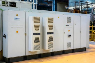 Ulyanovsk, Rusya - 20 Ağustos 2022: Eski bir fabrikanın elektrik kontrol kabine alt istasyonu.