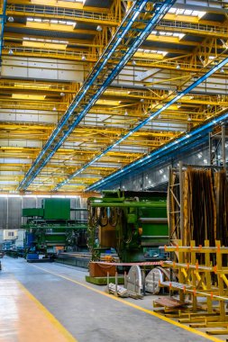 Ulyanovsk, Rusya - 20 Ağustos 2022: bir uçak fabrikasında uçak üretimi. Havacılık endüstrisindeki makine araçları.