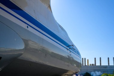 Ulyanovsk, Rusya - 20 Ağustos 2022: Bir uçak fabrikasındaki en büyük nakliye uçağı AN-124 'ün üretimi ve onarımı. Havacılık endüstrisi.