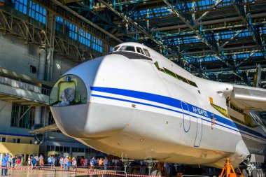 Ulyanovsk, Rusya - 20 Ağustos 2022: Bir uçak fabrikasındaki en büyük nakliye uçağı AN-124 'ün üretimi ve onarımı. Havacılık endüstrisi.