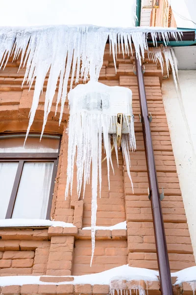 Große Eiszapfen Über Dem Eingang Eines Wohnhauses Hängende Eiszapfen Über Stockbild