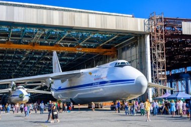 Bir uçak fabrikasındaki en büyük nakliye uçağı AN-124 'ün üretimi ve onarımı. Havacılık endüstrisi.