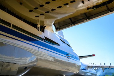 Bir uçak fabrikasındaki en büyük nakliye uçağı AN-124 'ün üretimi ve onarımı. Havacılık endüstrisi.