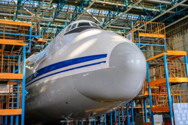 Bir uçak fabrikasındaki en büyük nakliye uçağı AN-124 'ün üretimi ve onarımı. Havacılık endüstrisi.