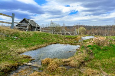 Güney Ural terk edilmiş çiftlik ve ahşap ev ilkbaharda eşsiz bir manzara, bitki örtüsü ve doğanın çeşitliliği ile.