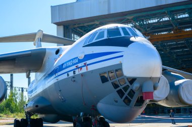 Ulyanovsk, Rusya - 20 Ağustos 2022: Uçak IL-76 'nın bir uçak fabrikasında üretimi ve onarımı. Havacılık endüstrisi.