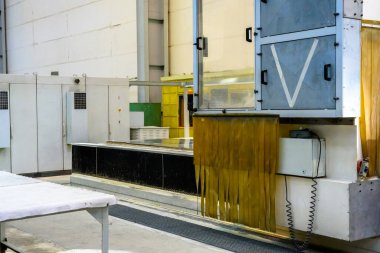 Bir uçak fabrikasında uçak üretimi. Havacılık endüstrisindeki makine araçları.