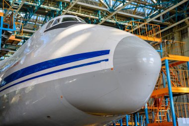 Bir uçak fabrikasındaki en büyük nakliye uçağı AN-124 'ün üretimi ve onarımı. Havacılık endüstrisi.